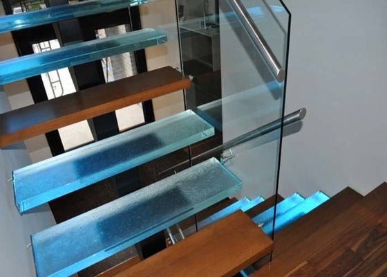 LEDライト踏面の正方形の鋼鉄の梁のまっすぐな階段ガラス デッキの柵の階段