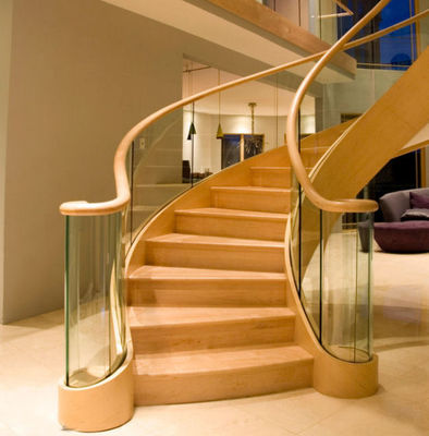 容易な木製の穀物の上塗を施してある現代曲げられた階段はガラス柵と取付けます