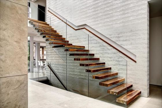 アパートの屋内純木のガラス手すり子の炭素鋼のまっすぐな階段