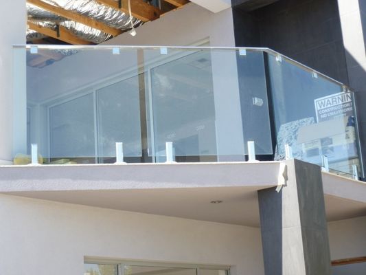 耐久財によって強くされるガラス柵内部の外のガラス階段柵