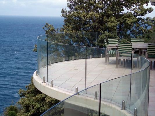 Framelessガラス階段柵を柵で囲む曲げられた手すり緩和されたガラス