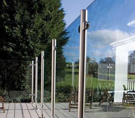 ガラス手すり子sの構造ガラス手すりを柵で囲むオーストラリアの標準的なデッキ